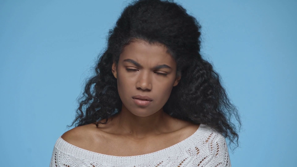 mujer afroamericana mostrando emociones tristes y felices aisladas en azul
 - Metraje, vídeo
