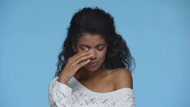 stressé triste afro-américaine femme isolée sur bleu
 - Séquence, vidéo