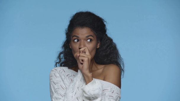 feliz mulher afro-americana mostrando sinais de paz e dedo médio isolado em azul
 - Filmagem, Vídeo