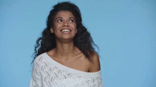 engraçado Africano americano mulher brincando e mostrando dedo médio isolado em azul
 - Filmagem, Vídeo