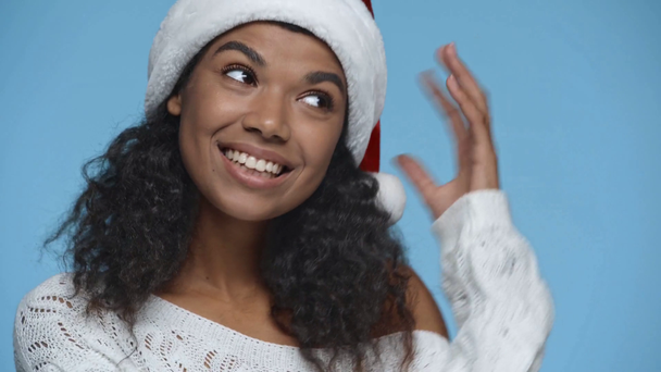 sorridente donna afroamericana sognante in cappello Babbo Natale isolato su blu
 - Filmati, video