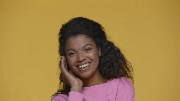 улыбающаяся африканская американская девушка показывает знаки мира изолированные на желтом
 - Кадры, видео