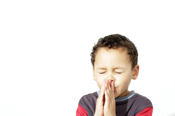 mały chłopiec modląc się do Boga obraz zapasów z rąk trzymany razem Zdjęcie - Zdjęcie, obraz
