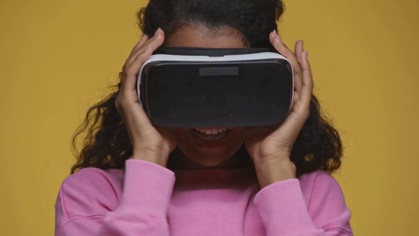 VR kulaklıklı Afrikalı Amerikalı kız şaşırdı. - Video, Çekim