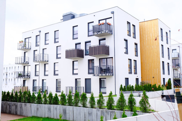 Wygląd nowoczesnych apartamentowców z balkonem i białym - Zdjęcie, obraz