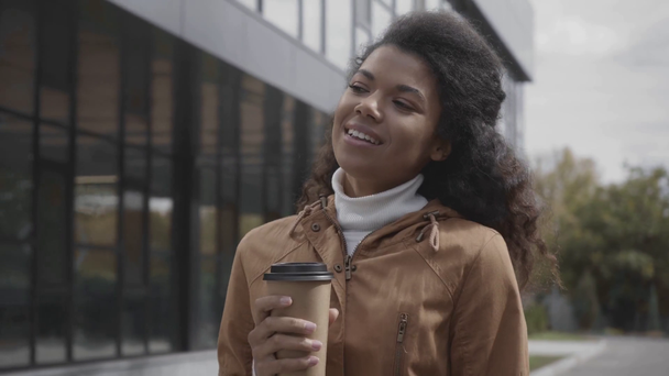 mulher americana africana feliz andando com café para ir na rua
 - Filmagem, Vídeo