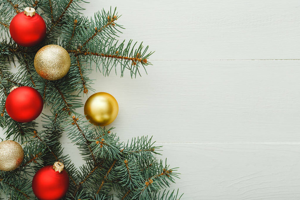 Vánoce Nový rok 2020 sváteční slavnostní vzor složení z červených míčků, jedle větve na bílém dřevěném pozadí. Koncept Vánoc, zima. Byt ležel, horní pohled, kopírovací prostor - Fotografie, Obrázek