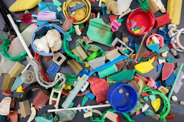 Μικροπλαστικά συλλέγονται στην παραλία. Έννοια πλαστικής ρύπανσης. - Φωτογραφία, εικόνα