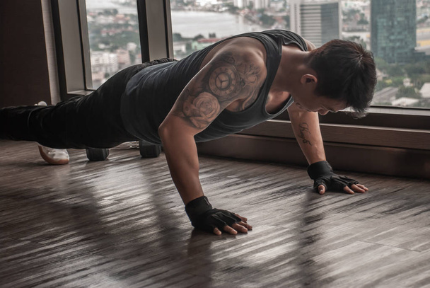 Athletic man performs push-up exercises in the gym, Muscular and - Foto, Imagen