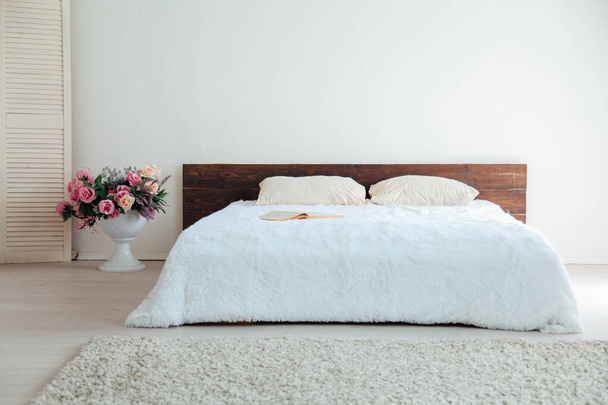 Λευκό υπνοδωμάτιο φωτεινό εσωτερικό με διακόσμηση κρεβάτι - Φωτογραφία, εικόνα