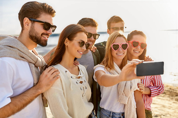 Ευτυχισμένοι φίλοι βγάζουν selfie στην καλοκαιρινή παραλία - Φωτογραφία, εικόνα