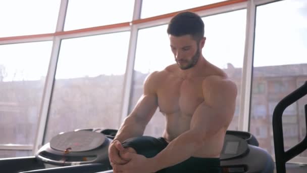 здоровый образ жизни, привлекательный сильный спортсмен парень делает разминку после силовых тренировок в наращивании мышц в спортивном центре
 - Кадры, видео