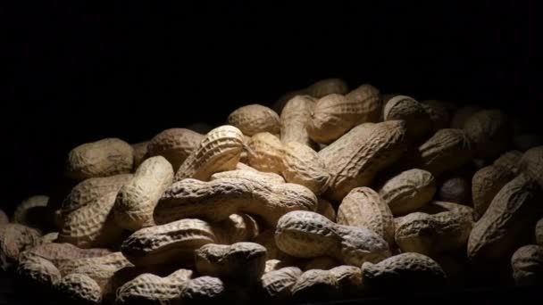 Montagne de cacahuètes gyrating alimentaire avec fond noir
 - Séquence, vidéo