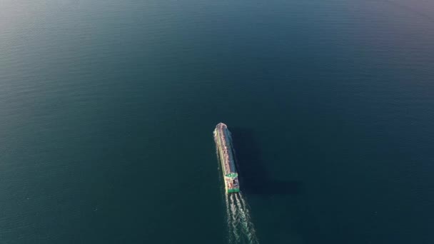 Ακολουθήστε εναέρια άποψη του μεγάλου κενού πλοίου μεταφοράς εμπορευματοκιβωτίων που πλέει στη θάλασσα προς λιμάνι φόρτωσης - Πλάνα, βίντεο
