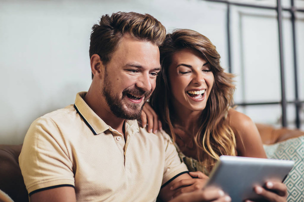 Couple flirtant dans un café en utilisant une tablette numérique
 - Photo, image