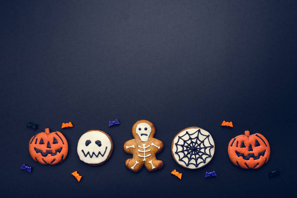 Halloween gingerbread cookies on dark background. - Foto, afbeelding