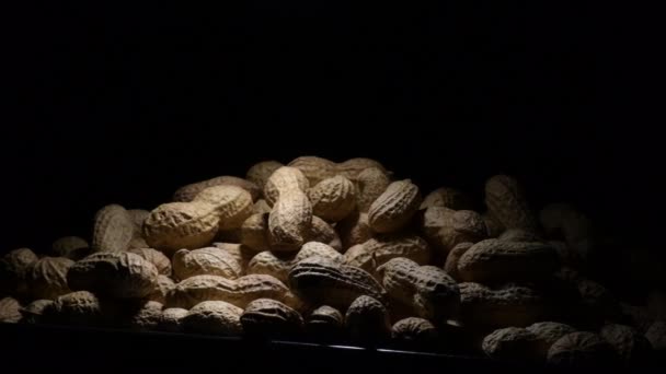 Montagne d'arachides, nourriture pour légumineuses, gyrating avec fond noir
 - Séquence, vidéo