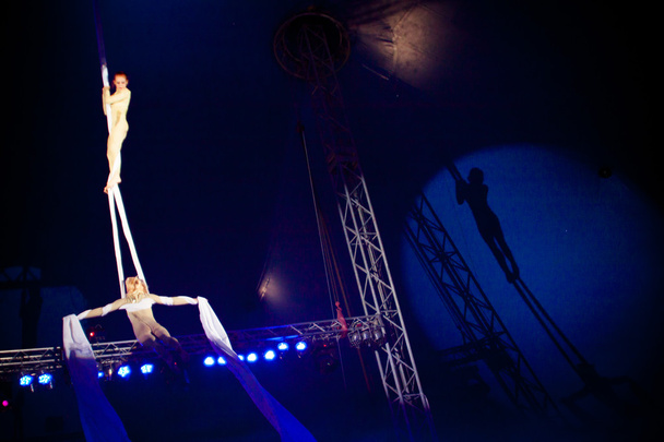 LVIV, UKRAINE - AUGUST 18: Tightrope acrobats performs in circu - Foto, immagini