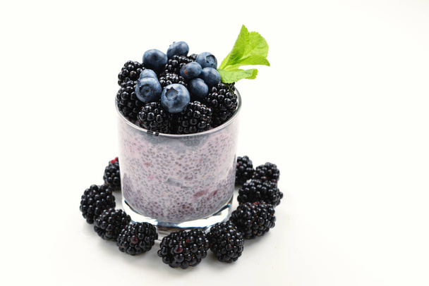 Chia pudding met munt, bosbes, BlackBerry op een witte blauw - Foto, afbeelding