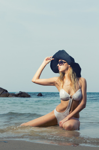 Beautiful woman on the beach. - Valokuva, kuva