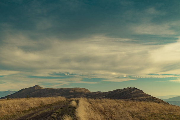 lindo dramático highland paisagem papel de parede pôster fotografia de cume de montanha no céu nublado noite fundo com espaço de cópia vazio para texto
  - Foto, Imagem
