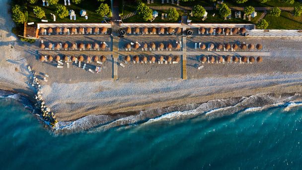 коричневые зонтики на пляже на Родос, Греция
  - Фото, изображение