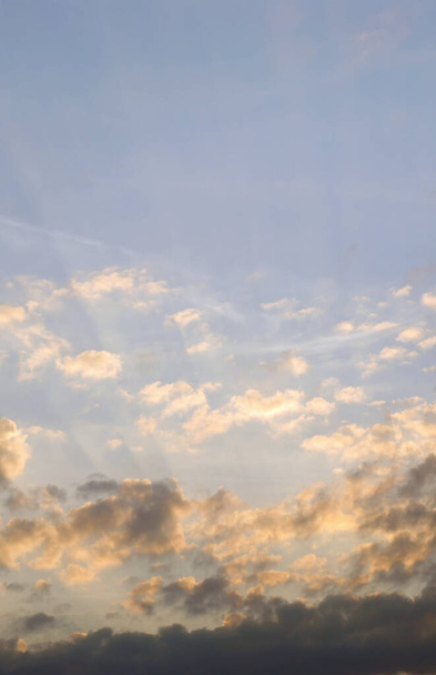 голубое небо с красивыми белыми облаками - Фото, изображение