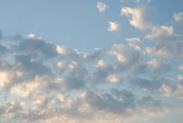 ciel bleu avec de beaux nuages blancs - Photo, image