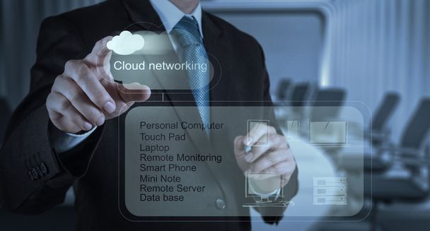 zakenman met een cloud computing diagram werken op de nieuwe co - Foto, afbeelding