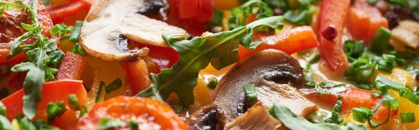 close up of homemade omelet with mushrooms, tomatoes and greens - Foto, Imagem