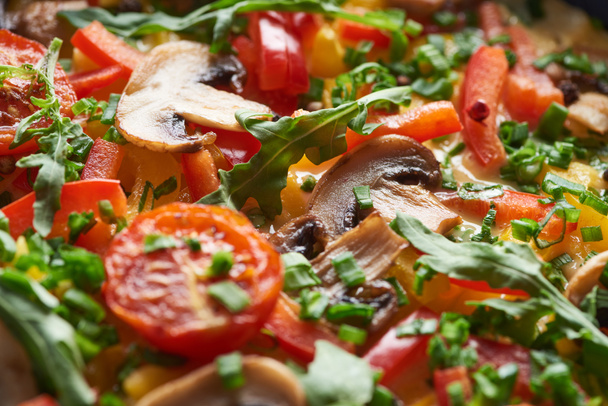 zbliżenie smaczny omlet domowej roboty z grzybami, pomidorami i zielenią - Zdjęcie, obraz