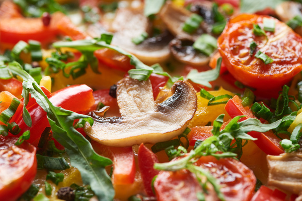zbliżenie pysznego omletu z grzybami, pomidorami i zielenią - Zdjęcie, obraz