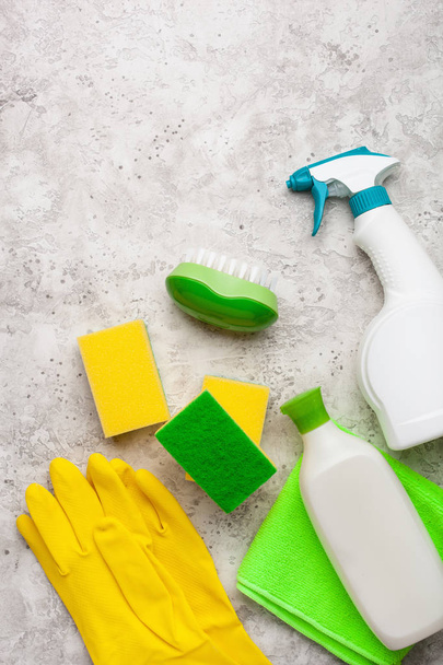schoonmaakmiddelen huishoudelijke chemicaliën spuitborstel spons handschoen - Foto, afbeelding