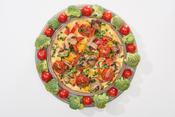 vista superior de tortilla casera en plato con tomates frescos y brócoli
 - Foto, imagen