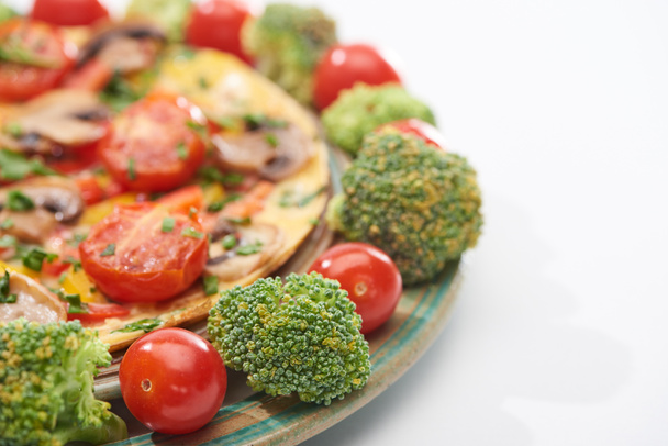 Nahaufnahme von hausgemachtem leckerem Omelett auf Teller mit frischen Tomaten und Brokkoli - Foto, Bild