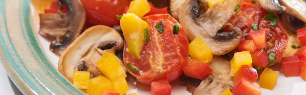 perto de cogumelos guisados gostosos, tomates e pimentas na chapa
 - Foto, Imagem