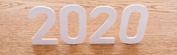 papierowy biały 2020 numery na drewnianym brązowym tle, zdjęcie panoramiczne - Zdjęcie, obraz