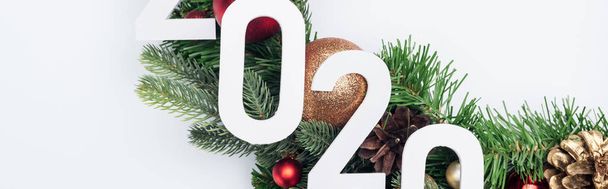 top view of 2020 számok karácsonyfa koszorú fehér háttér, panoráma lövés - Fotó, kép