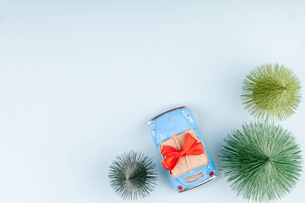 Caja de regalo de artesanía de transporte de coche de juguete retro, concepto de tarjeta de felicitación de compras de vacaciones
 - Foto, imagen