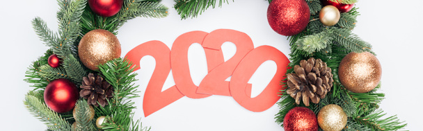 bovenaanzicht van papier 2020 nummers in kerstboom krans op witte achtergrond, panoramische opname - Foto, afbeelding