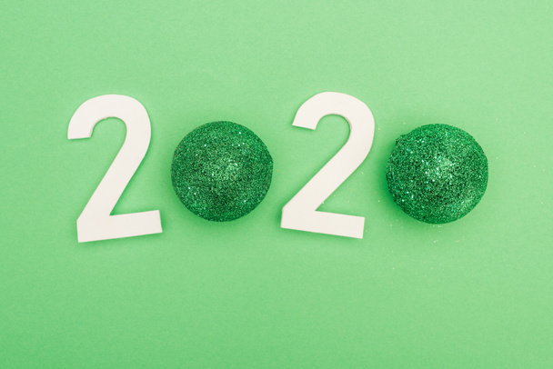vue du haut des numéros blancs 2020 avec des boules de Noël sur fond vert
 - Photo, image