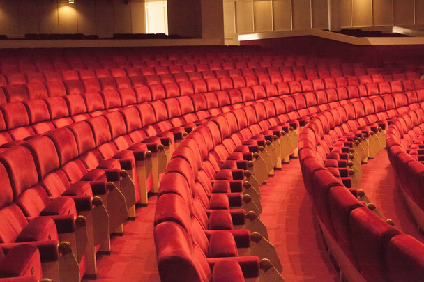 赤い映画館の席の列。空の劇場ホールの眺め.  - 写真・画像