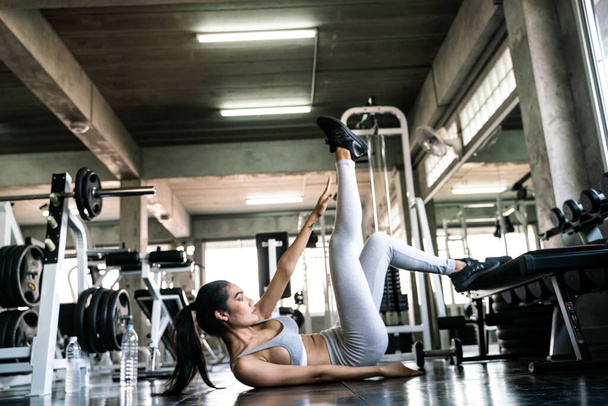 Aantrekkelijke sport vrouwen doen zeester abdominale crunches - Foto, afbeelding