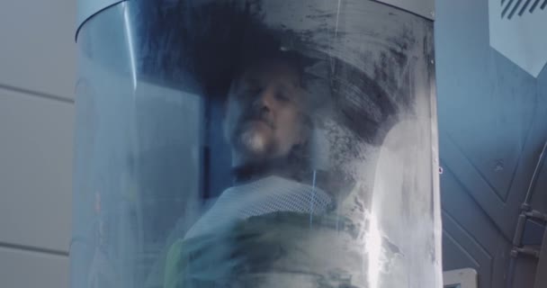Homem astronauta dormindo em uma vagem de vidro
 - Filmagem, Vídeo