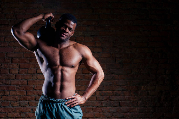 Fitness férfi csinál súlyzós edzés emelésével kettlebell hinták tornaterem - Fotó, kép