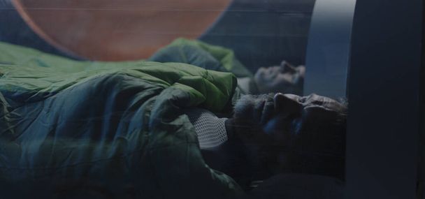 Astronautas durmiendo en cápsulas de vidrio
 - Foto, Imagen