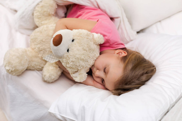 Cute little child girl sleeping with teddy bear - Valokuva, kuva