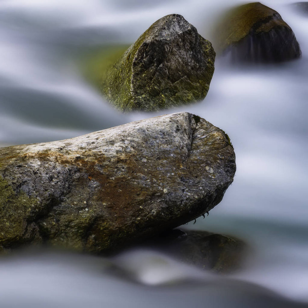Duże kamienie w strumieniu górskim - Zdjęcie, obraz