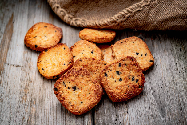Salted crispy crackers with sesame and sunflower seeds - Foto, Imagem