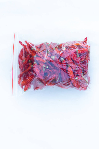 horké suché chilli papričky na izolovaném bílém pozadí - Fotografie, Obrázek